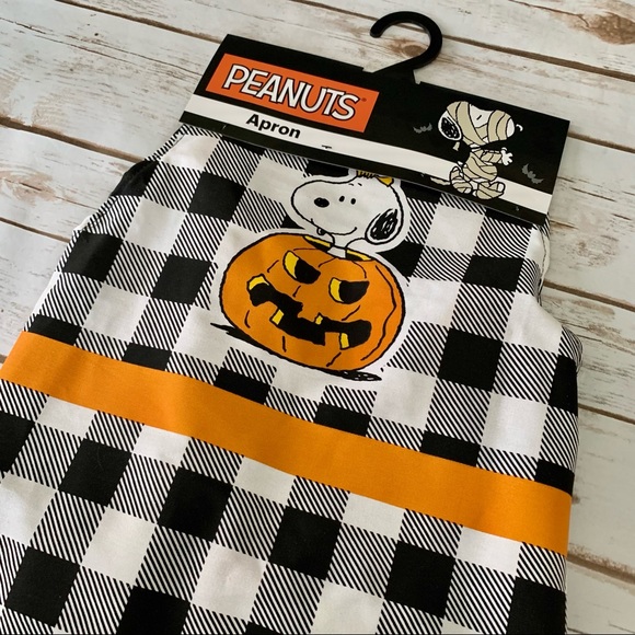 Peanuts Snoopy in Jack O’Lantern Pumpkin Halloween Apron - Picture 2 of 13